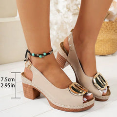 Sandały na średnim obcasie z odkrytymi palcami i metalową klamrą