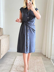 Sukienka koszulowa damska z krótkim rękawem: wiązana w talii, zapinana z przodu na guziki, midi
