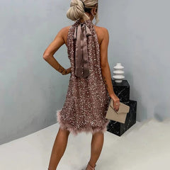 Damska elegancka cekinowa sukienka wiązana na szyi z obszyciem z piór