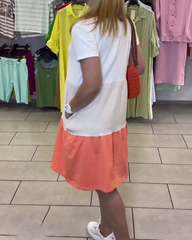 Sukienka z dekoltem w serek i blokiem kolorów, krótki rękaw