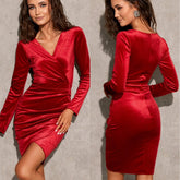 Seksowna, aksamitna sukienka w kolorze złotym z dekoltem w kształcie litery V, z długimi rękawami