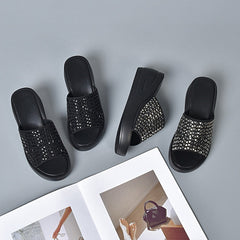 Błyszczące sandały klinowe dla kobiet