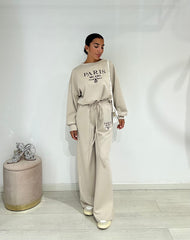 Luźny, dwuczęściowy kostium damski z okrągłym dekoltem