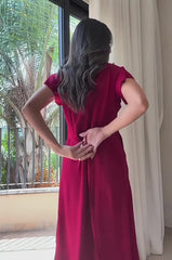 Damska sukienka z dekoltem w serek i sznurowaniem w jednolitym kolorze