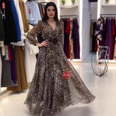 Elegancka damska sukienka z dekoltem w serek i nadrukiem w panterkę