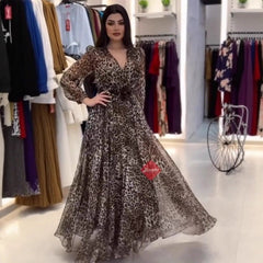 Elegancka damska sukienka z dekoltem w serek i nadrukiem w panterkę