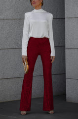 Satynowa koszula z łańcuszkiem na plecach i rozszerzane spodnie o dopasowanym kroju z cekinami