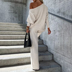 Damski garnitur w jednolitym kolorze z okrągłym dekoltem i długim rękawem