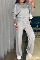 Damski kombinezon z okrągłym dekoltem, ukośnymi ramionami i długim rękawem w jednolitym kolorze