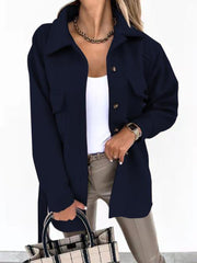 Wełniany płaszcz z długimi rękawami i klapami zapinanymi na guziki