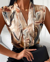 Bluzka casualowa z abstrakcyjnym nadrukiem i dekoltem w serek