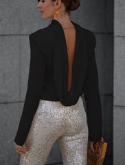 Satynowa koszula z łańcuszkiem na plecach i rozszerzane spodnie o dopasowanym kroju z cekinami