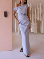 Elegancka plisowana sukienka maxi z odkrytymi ramionami i rozcięciem u dołu