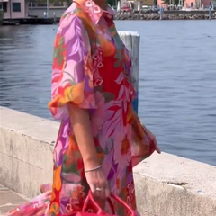 Czerwona sukienka z szyfonu z nadrukiem kwiatowym