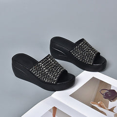 Błyszczące sandały klinowe dla kobiet