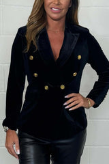 Trendy w modzie damskiej marynarki z aksamitnymi złotymi guzikami
