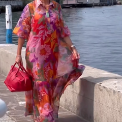 Czerwona sukienka z szyfonu z nadrukiem kwiatowym