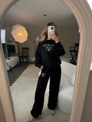 Luźny, dwuczęściowy kostium damski z okrągłym dekoltem