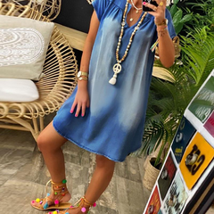 Damska sukienka jeansowa z dekoltem w serek i krótkimi rękawami