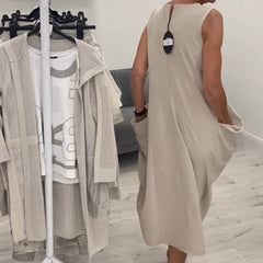 Prosta sukienka bez rękawów z kieszeniami