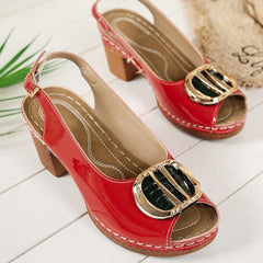 Sandały na średnim obcasie z odkrytymi palcami i metalową klamrą