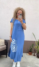 Sukienka z nadrukiem w litery, okrągłym dekoltem i rozcięciem przy kieszeniach