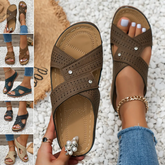 Casualowe klapki wsuwane z krzyżującymi się paskami i ażurowym wzorem