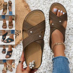 Casualowe klapki wsuwane z krzyżującymi się paskami i ażurowym wzorem