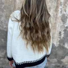 Kontrastowa kolorystycznie kardigan z długimi rękawami i guzikami