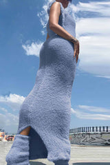 Solidna pluszowa sukienka z rozcięciem na ramiączkach