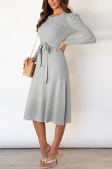 Dzianinowa sukienka z bufiastymi rękawami i wiązaniem w talii