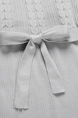 Dzianinowa sukienka z bufiastymi rękawami i wiązaniem w talii