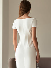 Elegancka sukienka łodzi z asymetrycznym nadrukiem kwiatowym