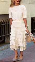 Spódnica damska o średniej długości i kroju litery A