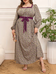 Elegancka sukienka midi w kwiaty dla puszystych kobiet