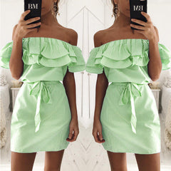 sukienka w paski z falbankami i odkrytymi ramionami