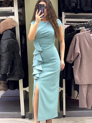 Elegancka sukienka z rozcięciem i falbanką