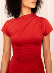 Elegancka damska sukienka z krótkim rękawem i rozcięciem