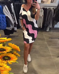 Sukienka z nadrukiem fal i dekoltem w serek