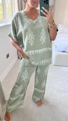 Zestaw spodni z nadrukiem i topu