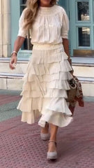 Spódnica damska o średniej długości i kroju litery A