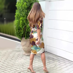 Elegancka satynowa sukienka z abstrakcyjnym nadrukiem, typ owinięcia dla kobiet