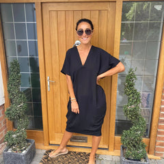 Eleganckie i szykowne sukienki z dekoltem w serek