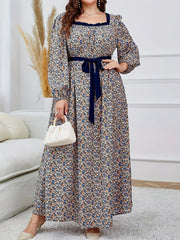 Elegancka sukienka midi w kwiaty dla puszystych kobiet