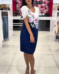 Sukienka z bufiastymi rękawami i dekoltem w serek, w kwiaty w kolorze róży