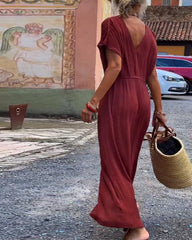 Sukienka w jednolitym kolorze z rozcięciem w serek i guzikami