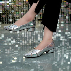 Nowe modne buty na grubym obcasie z szpiczastym noskiem i błyszczącymi butami