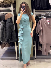 Elegancka sukienka z rozcięciem i falbanką