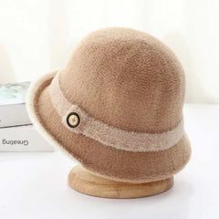 Modna jesienno-zimowa czapka dzianinowa z podwiniętymi krawędziami