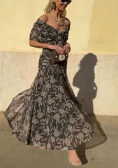 Sukienka damska z dekoltem w serek i nadrukiem odsłaniająca ramiona